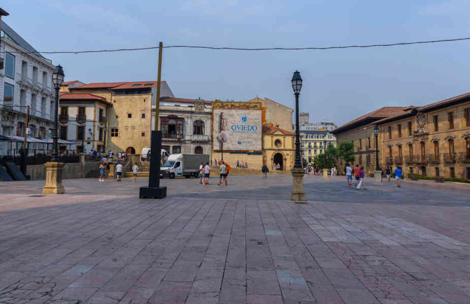 Oviedo 006 - plaza de la Catedral.jpg